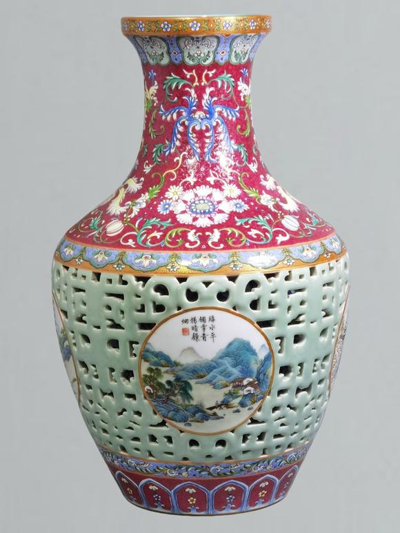東京蕓術(shù)清乾隆 洋彩錦上添花開(kāi)光山水圖鏤空套瓶