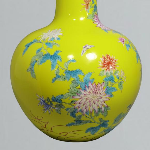 東京蕓術清雍正  黃地粉彩菊花蝴蝶紋天球瓶