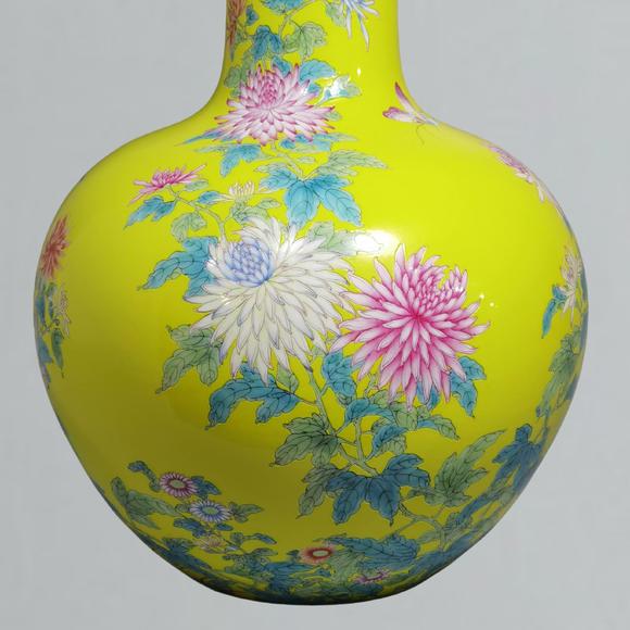東京蕓術清雍正  黃地粉彩菊花蝴蝶紋天球瓶