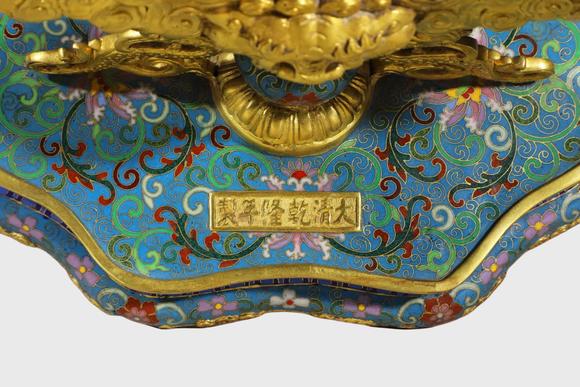 東京蕓術(shù)清 銅胎景泰藍(lán)掐絲琺瑯云蝠紋山水圓座屏