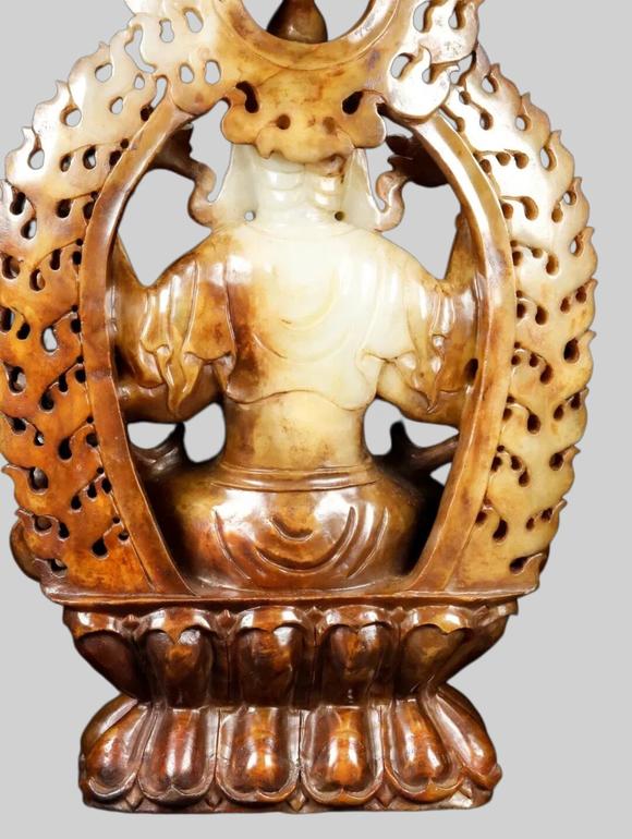 東京蕓術(shù)明 和田玉八臂鏤空佛像