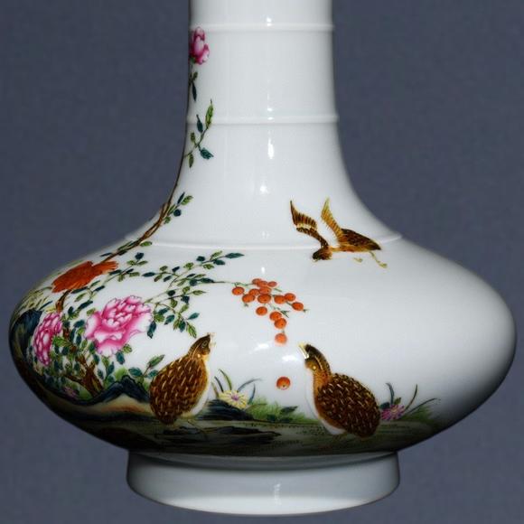 東京蕓術(shù)清雍正 粉彩安居樂業(yè)紋扁肚瓶