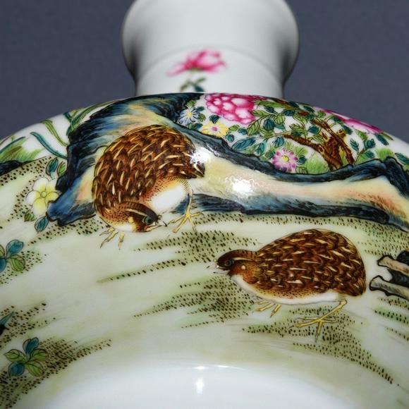 東京蕓術(shù)清雍正 粉彩安居樂業(yè)紋扁肚瓶