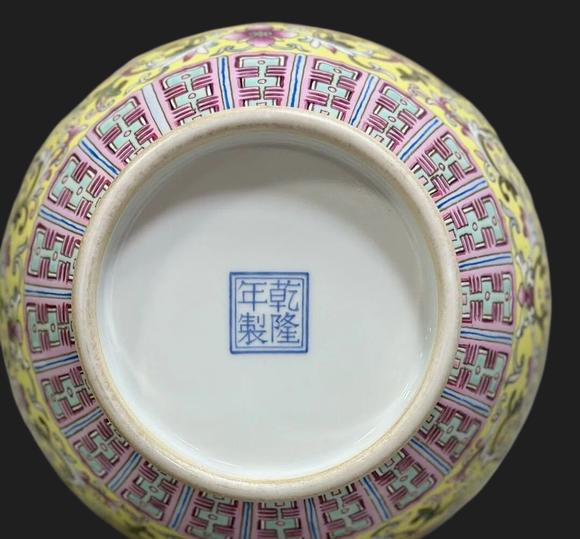 東京蕓術(shù)清乾隆 粉彩黃地西番蓮纏枝開窗人物故事燈籠瓶