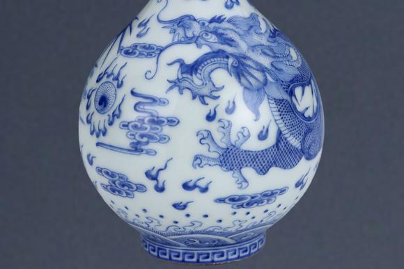 東京蕓術(shù)清乾隆 青花五龍紋膽式天球瓶一對