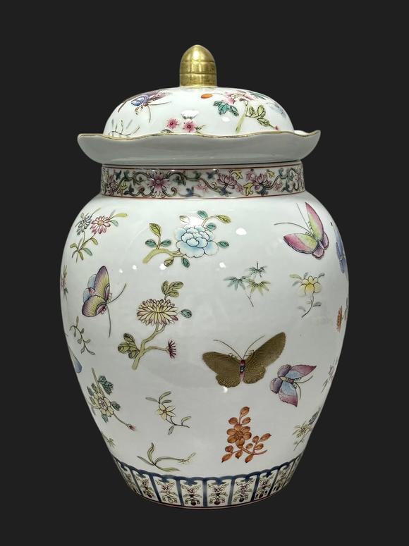東京蕓術(shù)清嘉慶 粉彩折枝花卉蝴蝶紋將軍罐