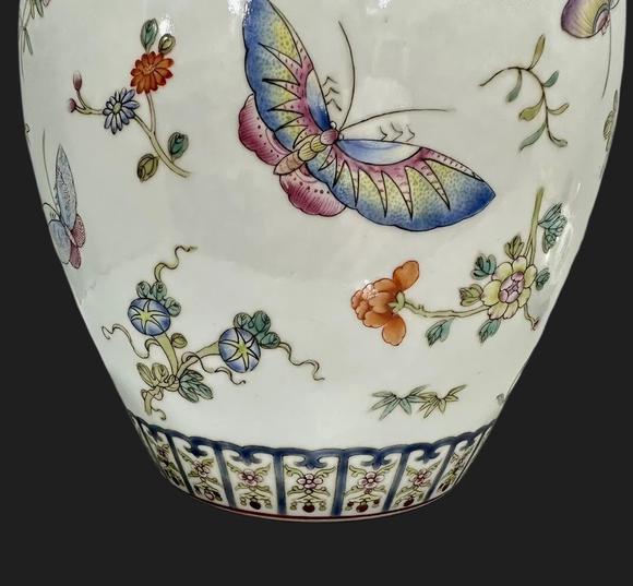 東京蕓術(shù)清嘉慶 粉彩折枝花卉蝴蝶紋將軍罐