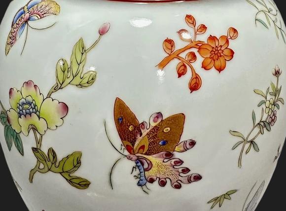 東京蕓術(shù)清嘉慶 粉彩折枝花卉蝴蝶紋將軍罐