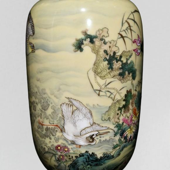 東京蕓術(shù)清乾隆 米黃釉粉彩花鳥紋燈籠瓶