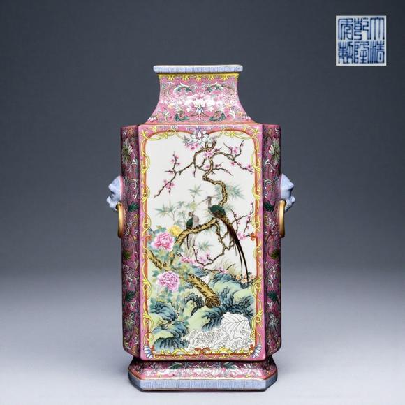 東京蕓術(shù)清乾隆 粉紅地粉彩開(kāi)光花鳥(niǎo)紋卷書(shū)瓶