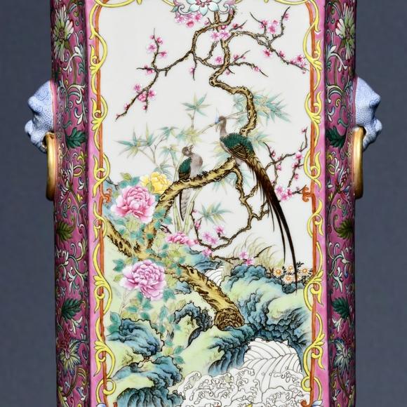 東京蕓術(shù)清乾隆 粉紅地粉彩開(kāi)光花鳥(niǎo)紋卷書(shū)瓶