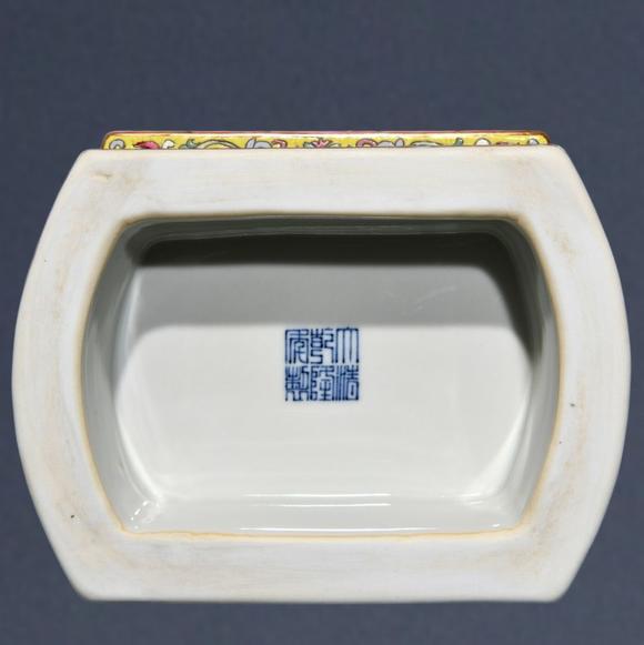 東京蕓術(shù)清乾隆 粉紅地粉彩開(kāi)光花鳥(niǎo)紋卷書(shū)瓶