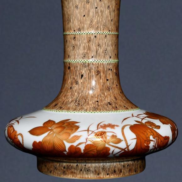 東京蕓術(shù)清雍正 木紋釉礬紅描金荷花紋扁肚瓶