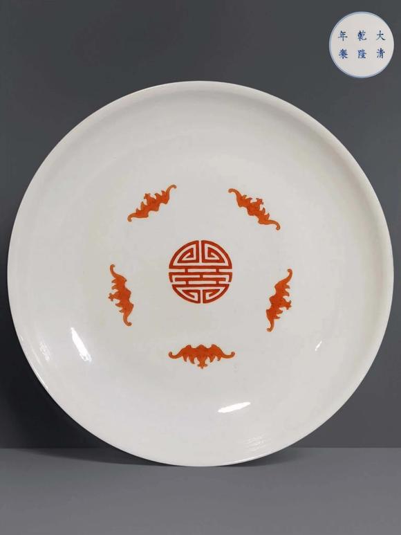 東京蕓術(shù)清乾隆 胭脂紅地粉彩開(kāi)窗花卉五福壽大盤(pán)