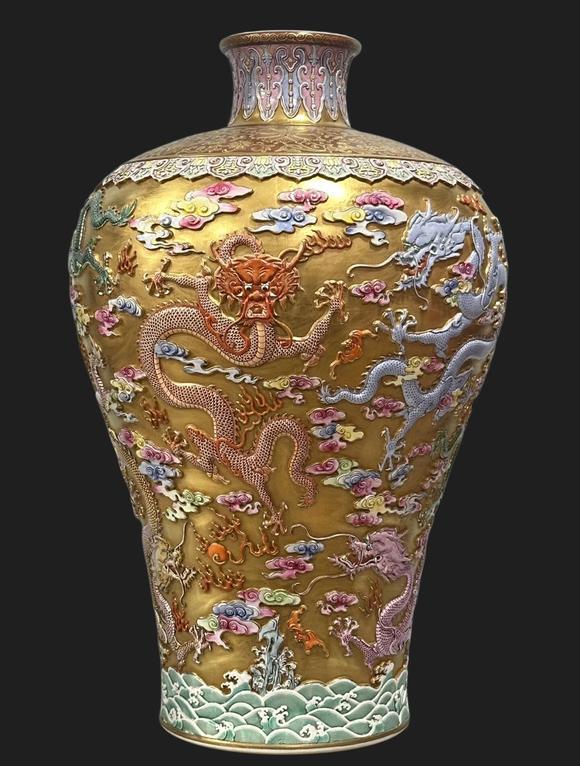 東京蕓術(shù)清亁隆 琺瑯彩金地雕刻九龍紋梅瓶