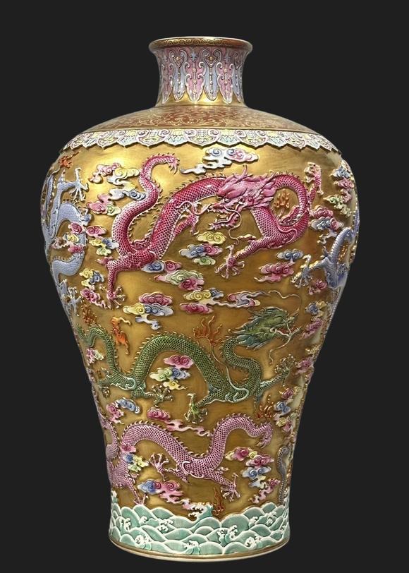東京蕓術(shù)清亁隆 琺瑯彩金地雕刻九龍紋梅瓶