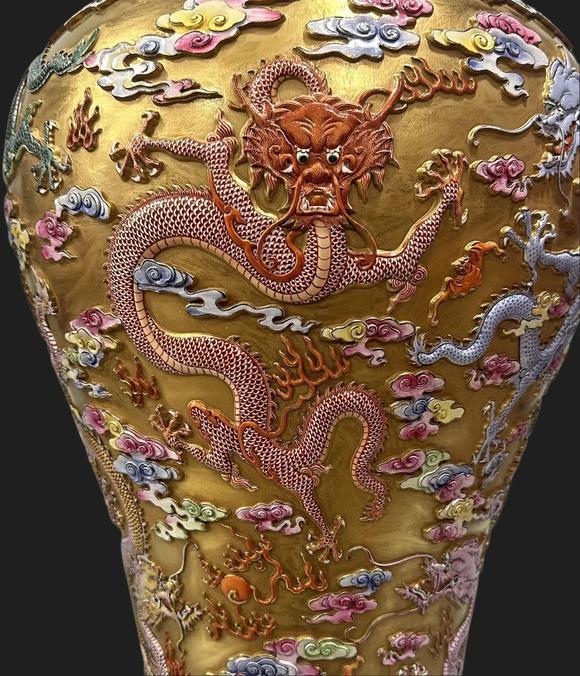 東京蕓術(shù)清亁隆 琺瑯彩金地雕刻九龍紋梅瓶