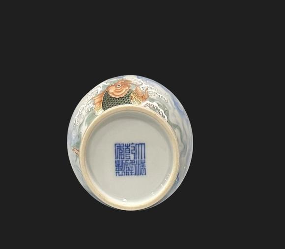東京蕓術(shù)清乾隆 琺瑯彩鯉魚跳龍門紋小瓶