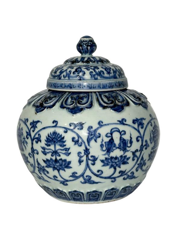 Castle AuctionA Chinese lided Blue&White jar, Ming Dynasty Pr. 