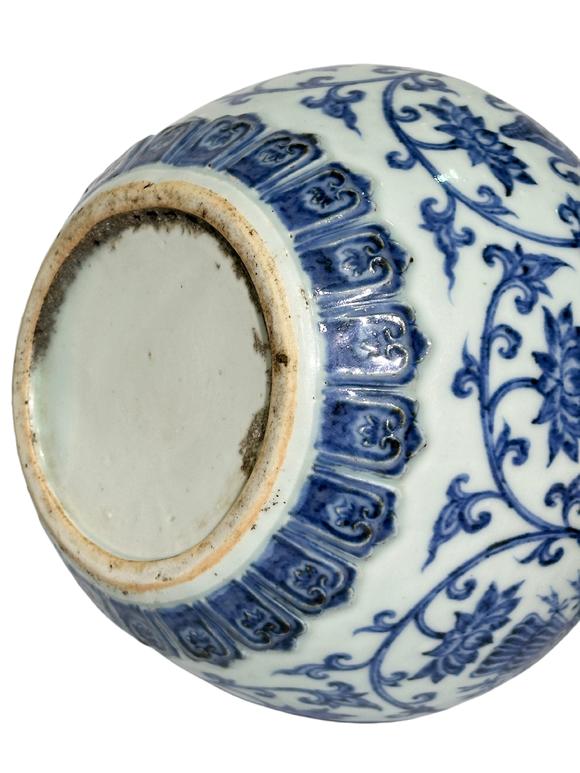 Castle AuctionA Chinese lided Blue&White jar, Ming Dynasty Pr. 