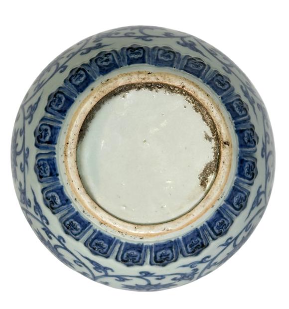 Castle AuctionA Chinese lided Blue&White jar, Ming Dynasty Pr. 