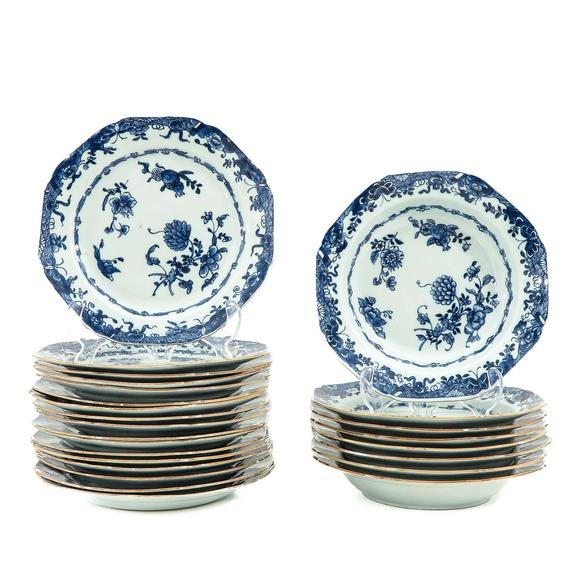 Castle AuctionA collection of 25 blue and white plates