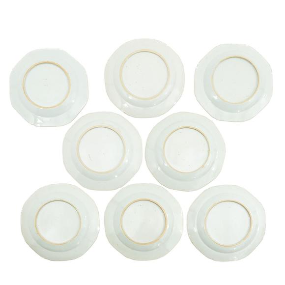 Castle AuctionA collection of 25 blue and white plates