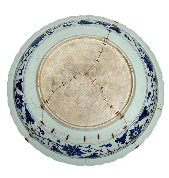 Castle AuctionAn extra large size of blue and white plater with pattern of mandarin ducks on the lotus pond, Ming Dynasty Pr. 
