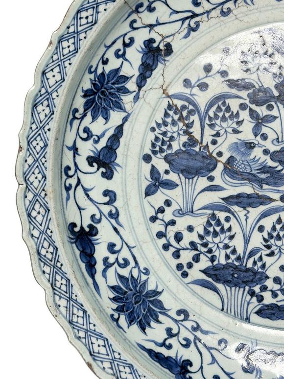 Castle AuctionAn extra large size of blue and white plater with pattern of mandarin ducks on the lotus pond, Ming Dynasty Pr. 