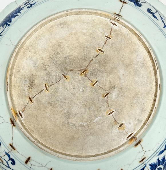 Castle AuctionAn extra large size of blue and white plater with pattern of mandarin ducks on the lotus pond, Ming Dynasty Pr. 