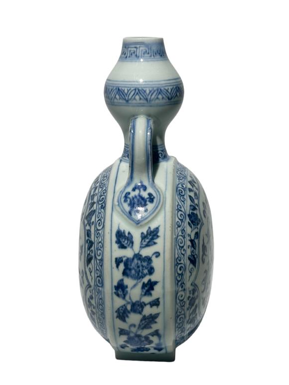 Castle AuctionA Chinese moonflask Blue and white vase, Ming Dynasty Pr. 