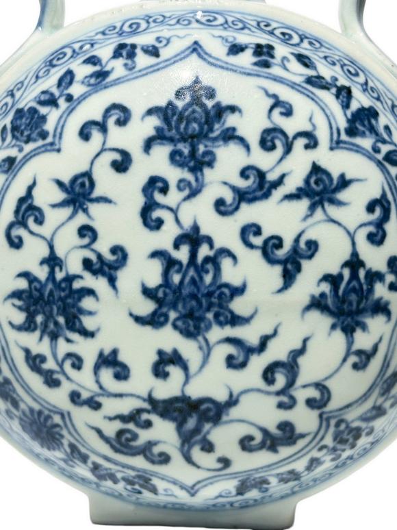 Castle AuctionA Chinese moonflask Blue and white vase, Ming Dynasty Pr. 