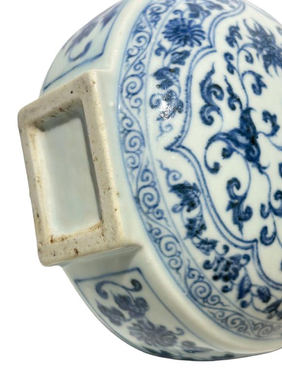 Castle AuctionA Chinese moonflask Blue and white vase, Ming Dynasty Pr. 