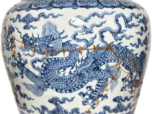 Castle AuctionAn extra large size of Blue-and-white jar with cloud-dragon patterned, Ming Dynasty Pr. 