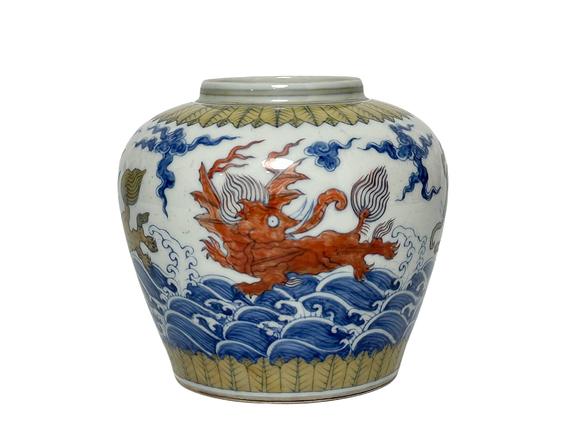 Castle AuctionBlue-and-white doucai jar with scription mark, Ming Dynasty Pr. 