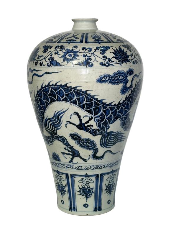 Castle AuctionA Chinese blue-and-white plum vase, Ming Dynasty Pr. 