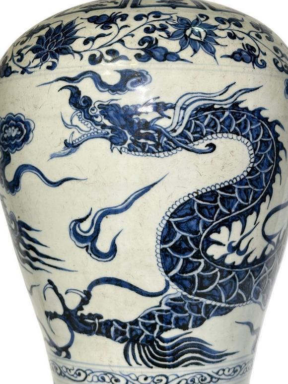 Castle AuctionA Chinese blue-and-white plum vase, Ming Dynasty Pr. 