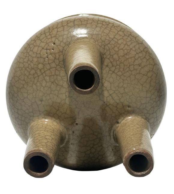 Castle AuctionA Chinese guan ware censor, Ming Dynasty Pr. or earlier.