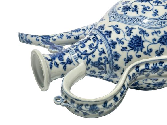 Castle AuctionA Chinese blue-and-white teapot, Ming Dynasty Pr. 
