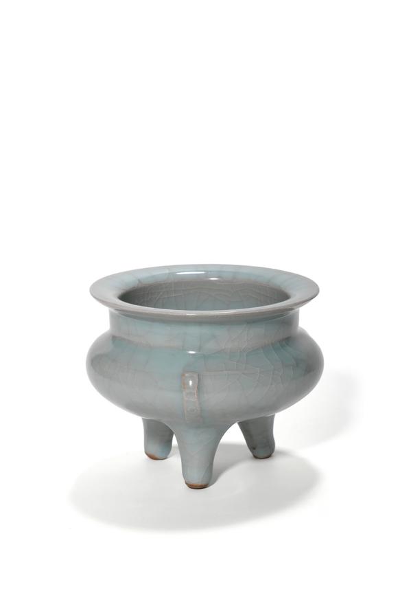 Castle AuctionA Longquan Celadon Tripod Censer, 13th–14th C Pr.