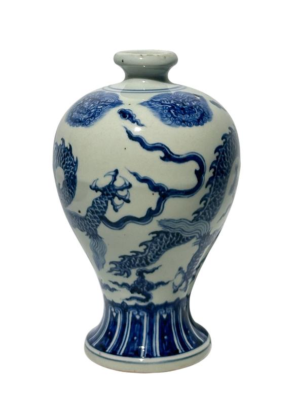 Castle AuctionA Chinese blue-and-white plum vase decorated with cloud and dragon patterns, Ming Dynasty Pr. 