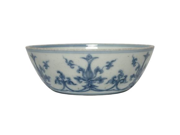 Castle AuctionA Chinese Blue and white cup decorated with entwined branches and floral flowers pattern, Ming Dynasty Pr. 