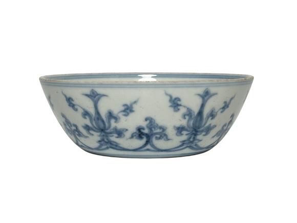 Castle AuctionA Chinese Blue and white cup decorated with entwined branches and floral flowers pattern, Ming Dynasty Pr. 