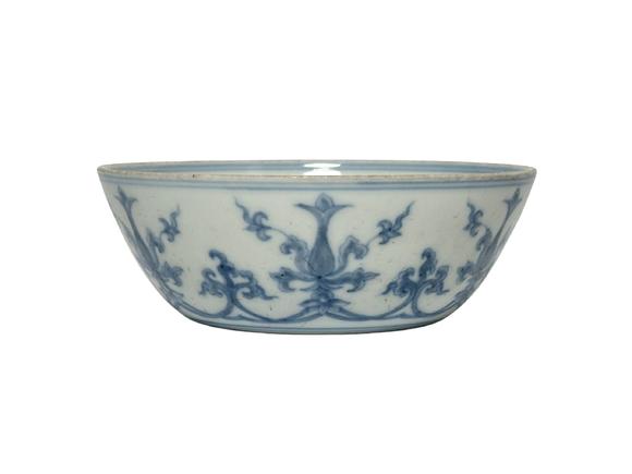 Castle AuctionA Chinese Blue and white cup decorated with entwined branches and floral flowers pattern, Ming Dynasty Pr. 