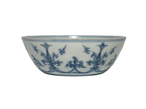 Castle AuctionA Chinese Blue and white cup decorated with entwined branches and floral flowers pattern, Ming Dynasty Pr. 