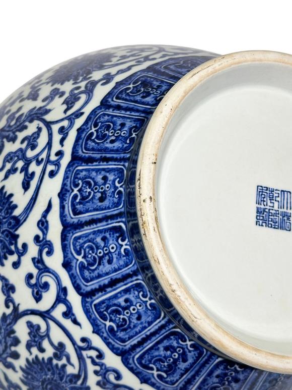 Castle AuctionA Chinese large Blue&White vase with double ears, Qian Long Pr. 