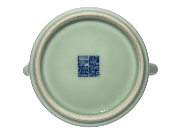 Castle AuctionA Chinese powder-green glazed pot, Qian Long Pr. 