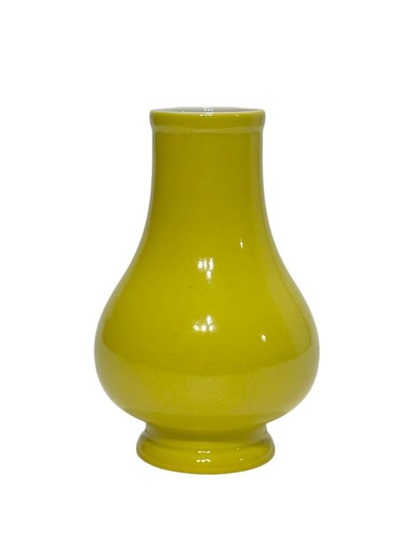 Castle AuctionA Chinese Yellow-glazed vase, YongZheng Pr. 