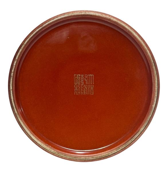 Castle AuctionA Chinese red vase with dragon deco, Qian Long Pr. 