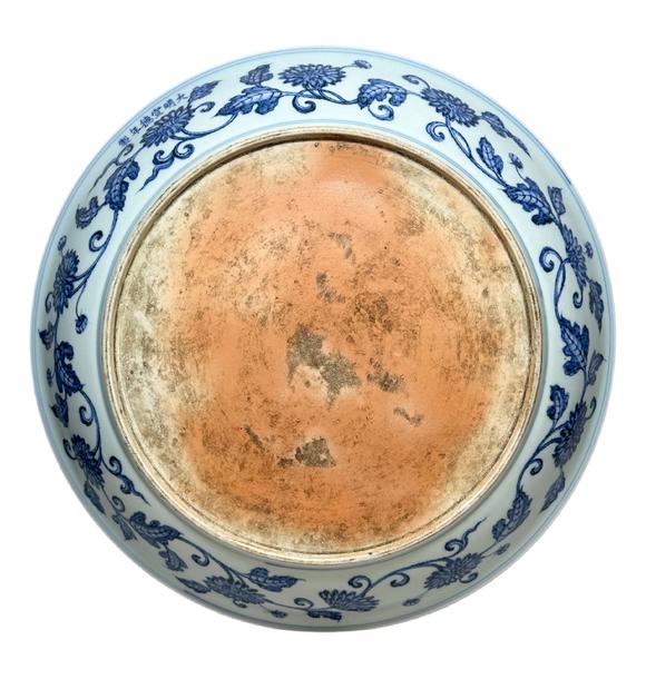 Castle AuctionA large Blue&White plate decorated with flower, Ming Dynasty Pr. 